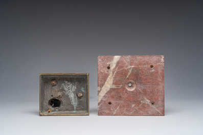 Naar de antieken: Diana van Gabii, bruin gepatineerd brons op een roodmarmeren sokkel, 19de eeuw