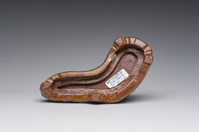 Een Chinese bloedkoralen sculptuur van een dame met een bloesemtak, 19de/20ste eeuw