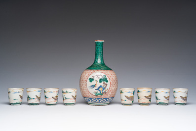 Une bouteille &agrave; sak&eacute; ou 'tokuri' et huit tasses aux paysages en porcelaine Kutani, Japon, Meiji, 19&egrave;me si&egrave;cle