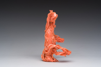 Een Chinese bloedkoralen sculptuur van een dame met een bloesemtak, 19de/20ste eeuw