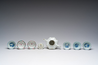 Een gevarieerde collectie Chinese blauw-witte en famille rose koppen en schotels en een theepot met verguld decor, Kangxi en later