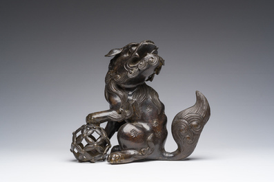 Een Japanse bronzen sculptuur van een komainu of tempelleeuw, Edo/Meiji, 19de eeuw