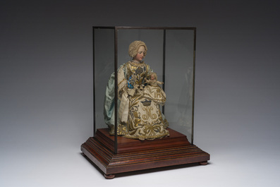 Vierge &agrave; l'Enfant en cire polychrome orn&eacute;e de brocart, Espagne, 19&egrave;me si&egrave;cle
