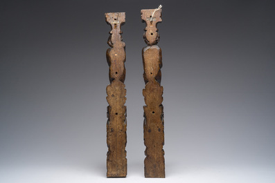 Een paar Vlaamse eikenhouten kariatiden in de vorm van een staande jongeling met een graanhalm of bloemen in de hand, 17de eeuw