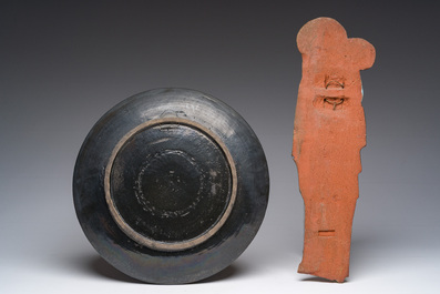 Joost Mar&eacute;chal (1911-1971) et Amfora&nbsp;: un plat orn&eacute; d&rsquo;une femme au rouet et une applique de la Vierge &agrave; l&rsquo;Enfant