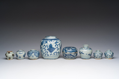 Collection vari&eacute;e en porcelaine de Chine bleu et blanc, Ming