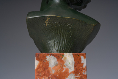 Fran&ccedil;ois Duquesnoy (1597-1643, navolger van): Buste van een jongeling, groengepatineerd brons op een marmeren basis, 19de/20ste eeuw