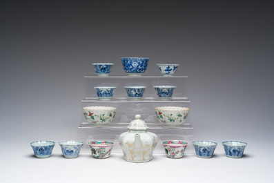 Een gevarieerde collectie Chinese blauw-witte en famille rose koppen en schotels en een theepot met verguld decor, Kangxi en later