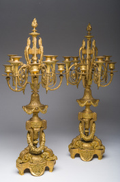 Garniture de chemin&eacute;e de style Louis XVI en trois pi&egrave;ces en bronze dor&eacute; &agrave; d&eacute;cor de guirlandes, France, 19&egrave;me si&egrave;cle