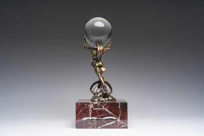 Atlas en bronze dor&eacute; portant un globe en verre mont&eacute; sur une base en marbre Rosso Levanto, Italie, 19&egrave;me/20&egrave;me si&egrave;cle