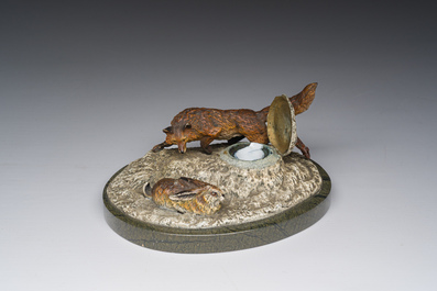 Een Weense koud beschilderde bronzen inktpot in de vorm van een vos die een haas besluipt op een marmeren voet, eerste helft 20ste eeuw