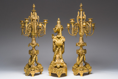 Garniture de chemin&eacute;e de style Louis XVI en trois pi&egrave;ces en bronze dor&eacute; &agrave; d&eacute;cor de guirlandes, France, 19&egrave;me si&egrave;cle