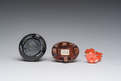 Drie Chinese bloedkoralen sculpturen van dames, 19de/20ste eeuw