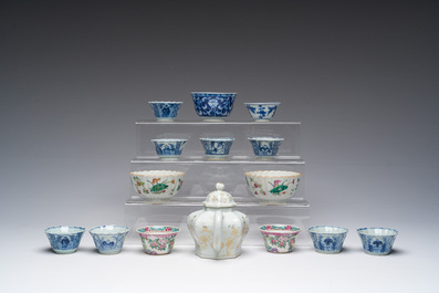 Een gevarieerde collectie Chinese blauw-witte en famille rose koppen en schotels en een theepot met verguld decor, Kangxi en later