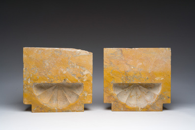 Paire de b&eacute;nitiers de style Art D&eacute;co en marbre jaune Giallo Siena, 20&egrave;me si&egrave;cle