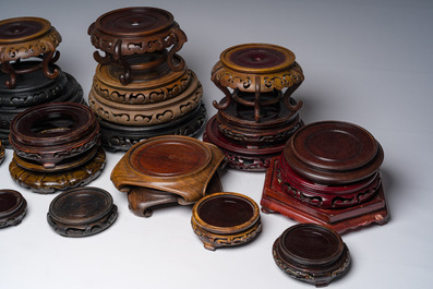 Collection vari&eacute;e de socles en bois sculpt&eacute;, Chine, 20&egrave;me si&egrave;cle