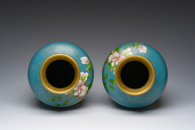 Een paar Chinese cloisonn&eacute; vazen met antiquiteiten, 20ste eeuw