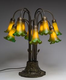 Lampe de table de style Art nouveau en m&eacute;tal patin&eacute; &agrave; douze lumi&egrave;res inspir&eacute;e de l'embl&eacute;matique lampe 'Tiffany Pond Lily', 21&egrave;me si&egrave;cle