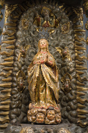 Autel exceptionnel en bois dor&eacute; et polychrome &agrave; d&eacute;cor de Dieu le P&egrave;re et des anges accompagn&eacute; d'une Vierge, Espagne, 18&egrave;me si&egrave;cle