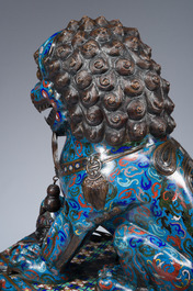 Paire de lions bouddhistes en &eacute;maux cloisonn&eacute;s sur un socle en bois, Chine, 20&egrave;me si&egrave;cle