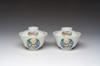 Een paar Chinese wucai dekselkommen met lingzhi, Qianlong merk, Republiek, 20ste eeuw