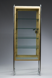 Een Belgische verchroomd en gepatineerd metalen doktersvitrine met vier glazen legborden, Usines Annoye, derde kwart 20ste eeuw