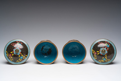 Een paar Chinese cloisonn&eacute; dekselkommen op voet, 19de eeuw