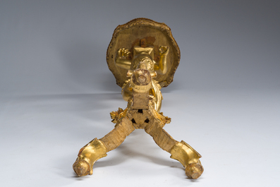 Table d'appoint en bois sculpt&eacute; et dor&eacute; &agrave; d&eacute;cor d'un homme-poisson, Italie, 19&egrave;me si&egrave;cle