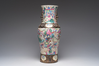 Vase en porcelaine de Chine famille rose dite 'de Nankin' &agrave; d&eacute;cor de sc&egrave;nes guerri&egrave;res, 19&egrave;me si&egrave;cle