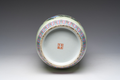 Een Chinese famille rose vaas met hofdames die zich ontspannen in een paleistuin, Qianlong merk, Republiek, 20ste eeuw