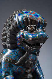 Paire de lions bouddhistes en &eacute;maux cloisonn&eacute;s sur un socle en bois, Chine, 20&egrave;me si&egrave;cle