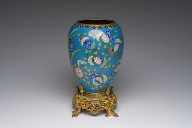 Vase en &eacute;maux cloisonn&eacute;s &agrave; d&eacute;cor de papillons parmi des fleurs sur socle en bronze dor&eacute;, Chine, 19&egrave;me si&egrave;cle