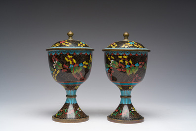 Een paar Chinese cloisonn&eacute; dekselkommen op voet, 19de eeuw