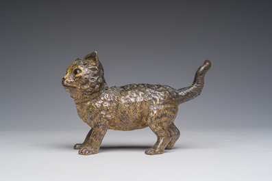 Gemonogrammeerd F.B. (voor Franz Bergmann): Een Weense polychroom koud beschilderde bronzen inktpot in de vorm kat, 19de/20ste eeuw