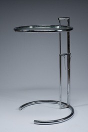 Eileen Gray (1878-1976): Paire de tables d'appoint r&eacute;glables en hauteur en acier chrom&eacute; et verre, Classicon Adjustable Table E1027, [ann&eacute;es 70]