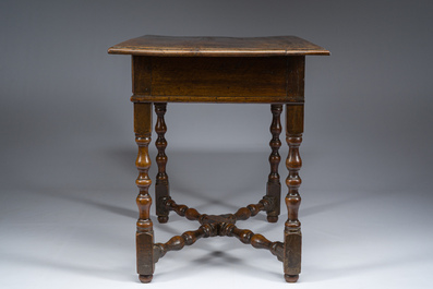 Table de paiement ou bureau rectangulaire avec un tiroir en bois, Angleterre, 17&egrave;me si&egrave;cle