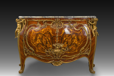 Impressionnante commode de style fran&ccedil;ais aux montures en bronze dor&eacute;, marqueterie florale et un plateau en marbre, 20&egrave;me si&egrave;cle