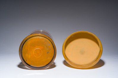 Een grote Franse binnenin beschilderde glazen 'Digitalis' apothekerspot, Cordes, ca. 1900