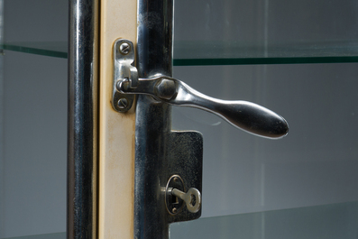 Een Belgische verchroomd en gepatineerd metalen doktersvitrine met vier glazen legborden, Usines Annoye, derde kwart 20ste eeuw