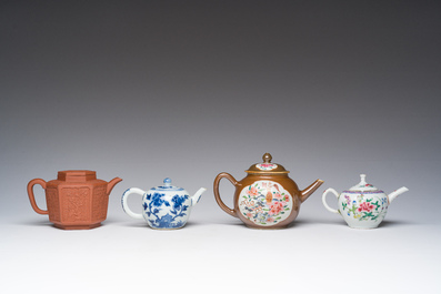 Quatre th&eacute;i&egrave;res en porcelaine de Chine en bleu, blanc et famille rose et en gr&egrave;s de Yixing, Kangxi/Qianlong