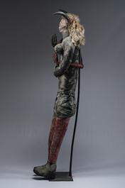 Een zeldzaam Ha&iuml;tiaans Bizango beeld van een vrouwelijke duivel met een drietand en een fles, gemengde techniek, 20ste eeuw