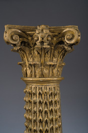 Een paar rijk gesculpteerde verguld houten zuilen met Corinthische kapitelen, 19de eeuw
