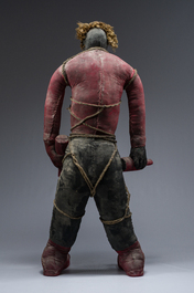 Effigie Bizango d'une figure poilue tenant une bouteille de boisson dans chaque main, techniques mixtes, Ha&iuml;ti, 20&egrave;me si&egrave;cle