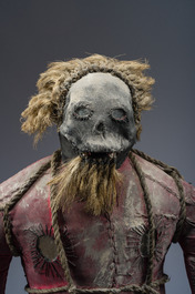 Effigie Bizango d'une figure poilue tenant une bouteille de boisson dans chaque main, techniques mixtes, Ha&iuml;ti, 20&egrave;me si&egrave;cle