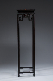 Socle de forme carr&eacute;e en bois sculpt&eacute;, Chine, 19&egrave;me si&egrave;cle