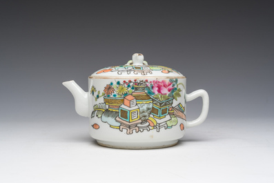 Een Chinese qianjiang cai theepot met deksel met antiquiteiten, 19de/20ste eeuw