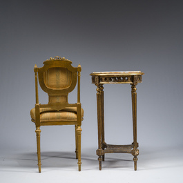 Table d'appoint &agrave; plateau en marbre, un miroir orn&eacute; de d&eacute;tails en pl&acirc;tre et une chaise en bois dor&eacute;, France, 19&egrave;me/20&egrave;me si&egrave;cle