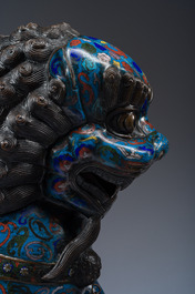 Paire de lions bouddhistes en &eacute;maux cloisonn&eacute;s sur un socle en bois, Chine, 20&egrave;me si&egrave;cle