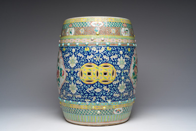 Tabouret en porcelaine de Chine famille rose &agrave; d&eacute;cor floral et d'oiseaux parmi des branches fleuries, 19&egrave;me si&egrave;cle