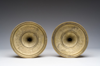 Een paar koperen deels gegraveerde neogotische kerkkandelaars met floraal reli&euml;fdecor, ca. 1900